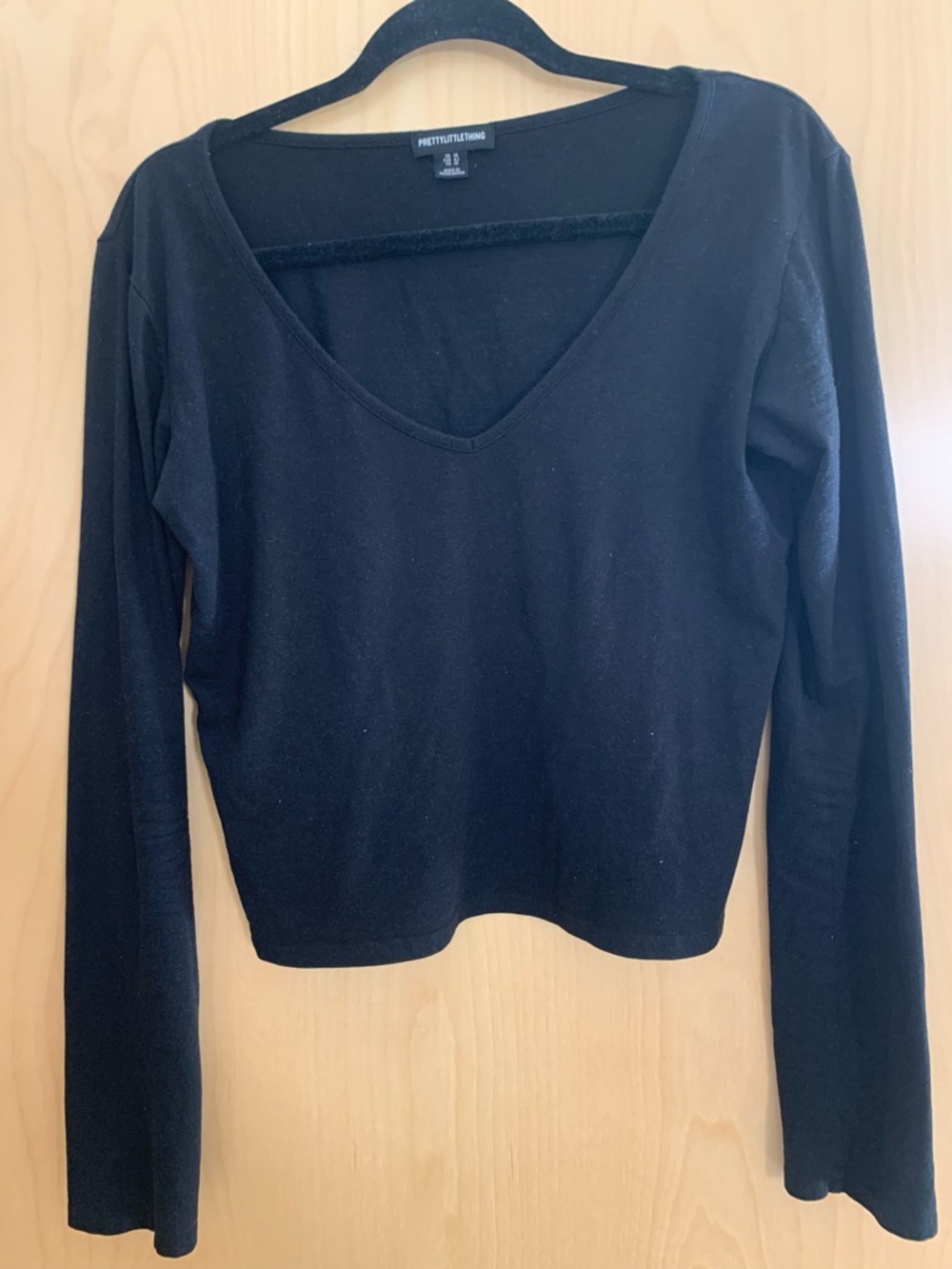 PrettyLittleThing Black V-Neck Long Sleeve Crop Top